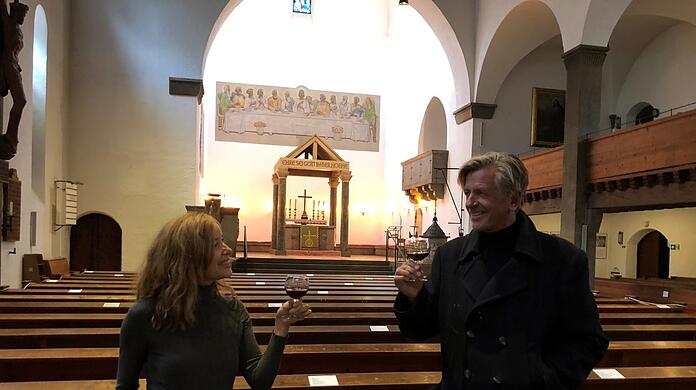 Mit Messwein auf eine gute Zusammenarbeit anstoßen: Fany Kammerlander und Pfarrer Bernd Berger in der Auferstehungskirche.