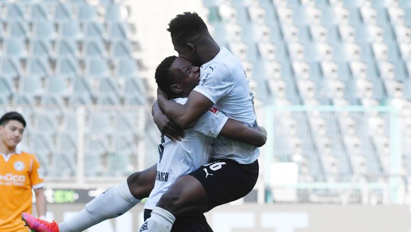 In beiden Saisonspielen gegen Arminia Bielefeld war Breel Embolo (r) Gladbachs Matchwinner.