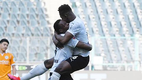In beiden Saisonspielen gegen Arminia Bielefeld war Breel Embolo (r) Gladbachs Matchwinner.