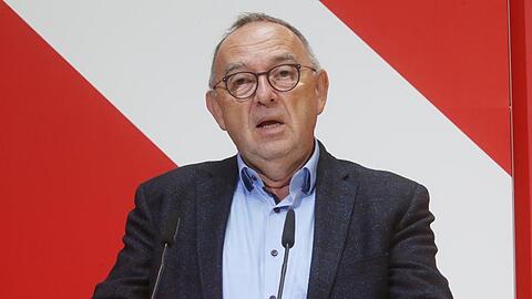 Der SPD-Vorsitzende Norbert Walter-Borjans kann sich eine Mitgliederbefragung zum möglichen Koalitionsvertrag vorstellen.