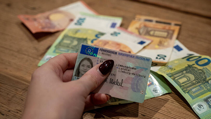 Um so einen F&uuml;hrerschein in den H&auml;nden halten zu d&uuml;rfen, zahlt man im Schnitt 3500 Euro. Das Bundesverkehrsministerium plant eine Reform, die den F&uuml;hrerscheinerwerb langfristig wieder g&uuml;nstiger machen soll.