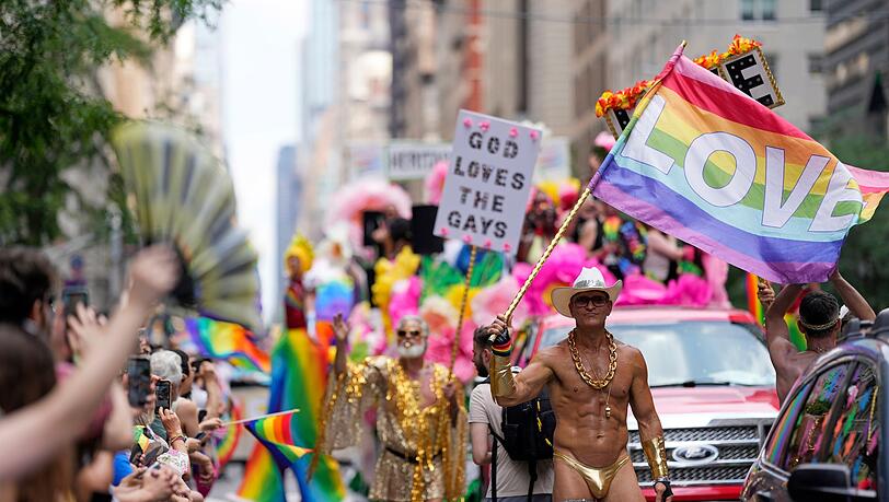 Zehntausende laufen bei der Pride-Parade in New York mit.