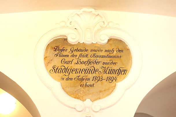 Viele originale Elemente zieren das Haus, wie etwa die Originalplakette zur Eröffnung. Hier ist auch der Stararchitekt Carl Hocheder genannt, der Ende des 19. Jahrhunderts berühmt war. Viele originale Elemente zieren das Haus, wie etwa die Originalplakette zur Eröffnung. Hier ist auch der Stararchitekt Carl Hocheder genannt, der Ende des 19. Jahrhunderts berühmt war.