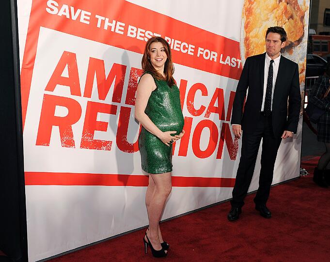 Der vierte Teil des us-amerikanischen Teenie-Klassikers "American Pie" hat in Los Angeles Premiere gefeiert - und Jason Biggs, Tara Reid, Chris Klein, Mena Suvari und Sean William Scott sind alle wieder mit dabei. Der vierte Teil in Original-Besetzung wird im April 2012 auch in Deutschland unter dem Titel "American Reunion - Das Klassentreffen" auf der Leinwand erscheinen. Sehen Sie hier die besten Bilder vom roten Teppich des legendären Chinese Theatres in Hollywood.