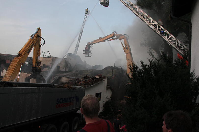 Aufräumarbeiten nach dem Mega-Brand in Heldenstein: Die Feuerwehr kann noch nicht aufatmen und kümmert sich um die Brandruine. Bei dem Feuer ist ein Schaden von etwa einer Million Euro entstanden.