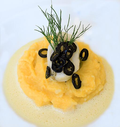 3. GANG Seeteufel mit kandierten schwarzen Oliven auf Süßkartoffelmousse: Eine weitere Premiere in diesem Ess-Klasse-Menü im Seehaus sind die zerstampften Süßkartoffeln. Das Mousse und die Oliven sind ein gutes Gegenstück zu dem festen Fleisch des Seeteufels. Dazu haben sich die Sommeliers von Rindchens Weinkontor etwas Besonderes überlegt: Einen Prosecco Spumante, Conti Neri aus Veneto. Noten von Apfel, Birne und Vanille verstecken sich in den feinen Perlen, die bei diesem Herbstessen schön am Gaumen prickeln.