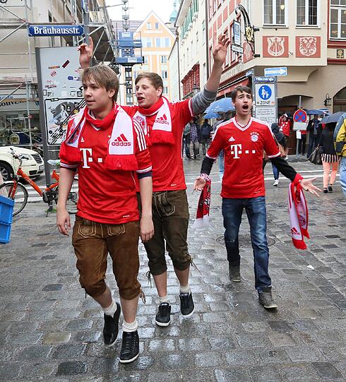 Die Bayernfans sind bereit für einen außergewöhnlichen Fußballabend. Bei brittischem Wetter und bayerischem Bier präsentieren sie die Fans lautstark am Marienplatz. Die besten Bilder.
