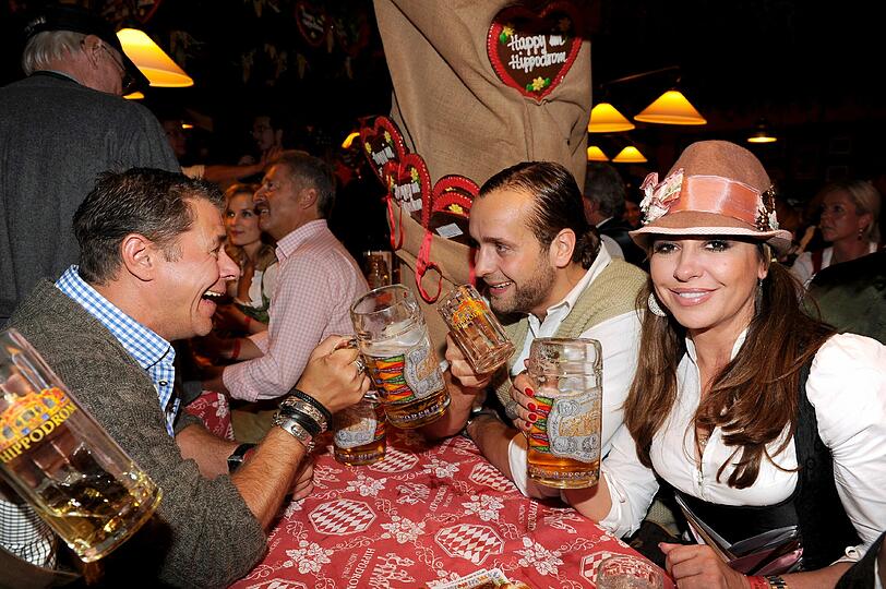 Sven Martinek (l), Simone Thomalla und Freund Silvio Heinevetter.