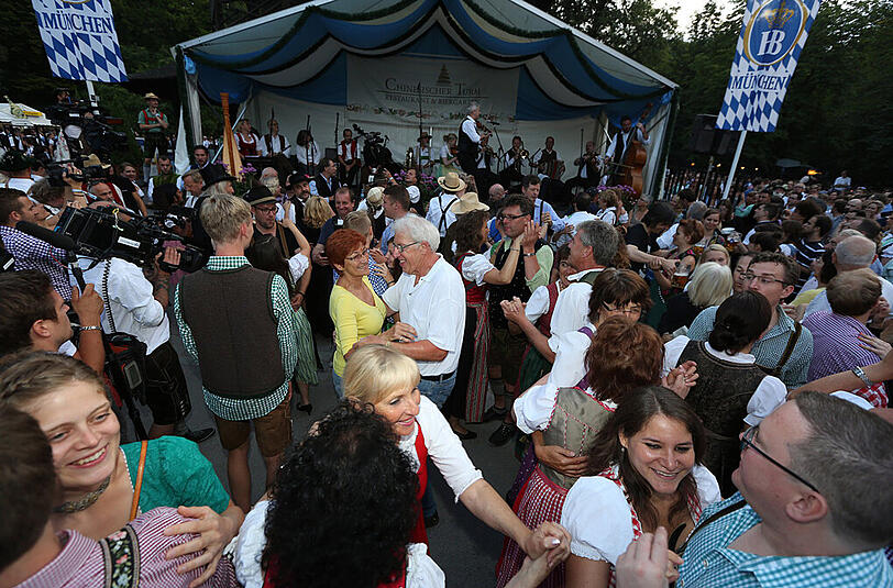 Der Kocherlball am Chinesischen Turm: die schönsten Bilder vom Tanzen im Englischen Garten.