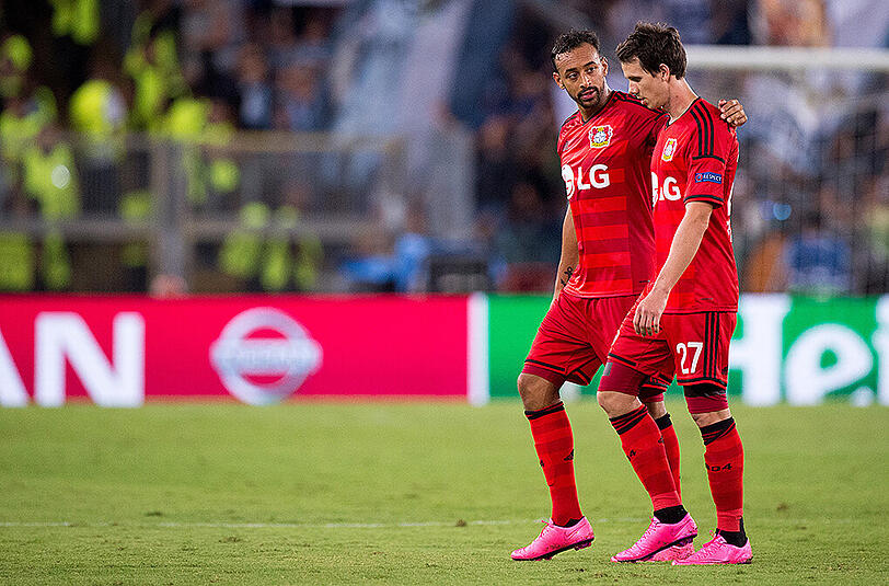 Karim Bellarabi (l.) war einer der Spieler von Bayer Leverkusen, der während des Spiels von den Lazio-Fans rassistisch beleidigt wurde.