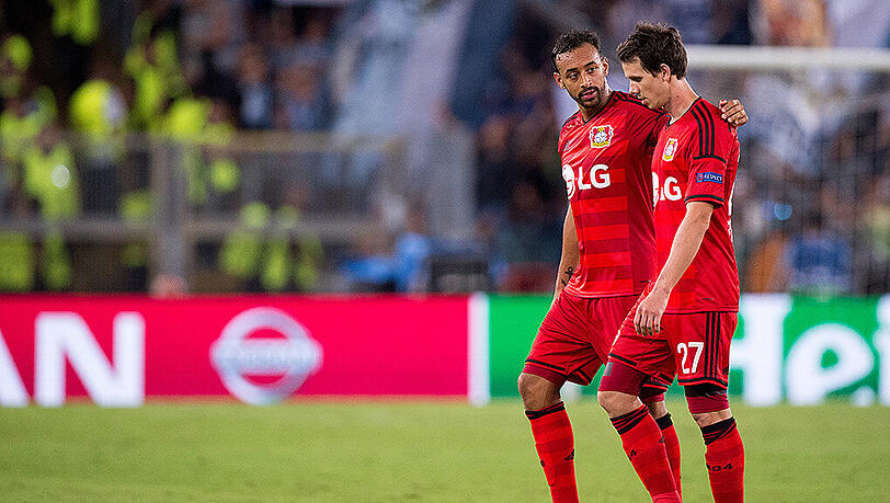 Karim Bellarabi (l.) war einer der Spieler von Bayer Leverkusen, der während des Spiels von den Lazio-Fans rassistisch beleidigt wurde. Karim Bellarabi (l.) war einer der Spieler von Bayer Leverkusen, der während des Spiels von den Lazio-Fans rassistisch beleidigt wurde.