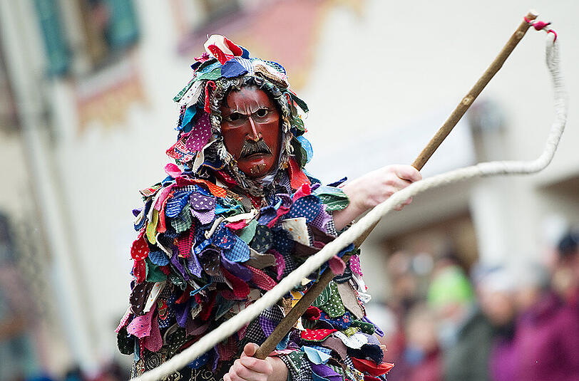Traditionelle Faschingsfiguren ziehen beim Faschingstreiben durch Mittenwald. Mit viel Lärm sollen nach altem Brauch die bösen Wintergeister ausgetrieben werden.