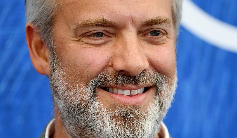 Bond-Regisseur Sam Mendes soll bald den Erfolgscomic "My Favorite Thing Is Monsters" auf die Leinwand bringen.