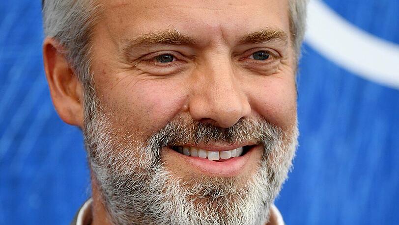 Bond-Regisseur Sam Mendes soll bald den Erfolgscomic "My Favorite Thing Is Monsters" auf die Leinwand bringen.