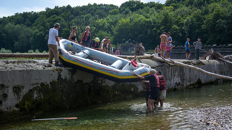 Reichlich Müll sammelten die freiwilligen Helfer am Sonntag auf der Isar ein. Die Bilder der RamaDama-Aktion.
