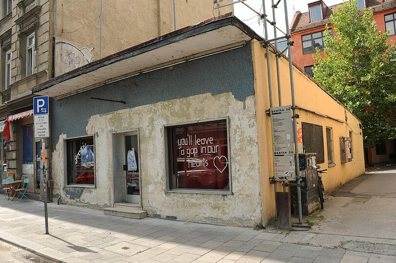"You'll leave a gap in our hearts": Das Café Gap musste schließen. Jetzt hofft Norbert Abels dort, dass er die Platane im Hinterhof retten kann.