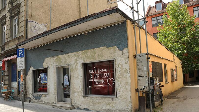 "You'll leave a gap in our hearts": Das Café Gap musste schließen. Jetzt hofft Norbert Abels dort, dass er die Platane im Hinterhof retten kann. "You'll leave a gap in our hearts": Das Café Gap musste schließen. Jetzt hofft Norbert Abels dort, dass er die Platane im Hinterhof retten kann.