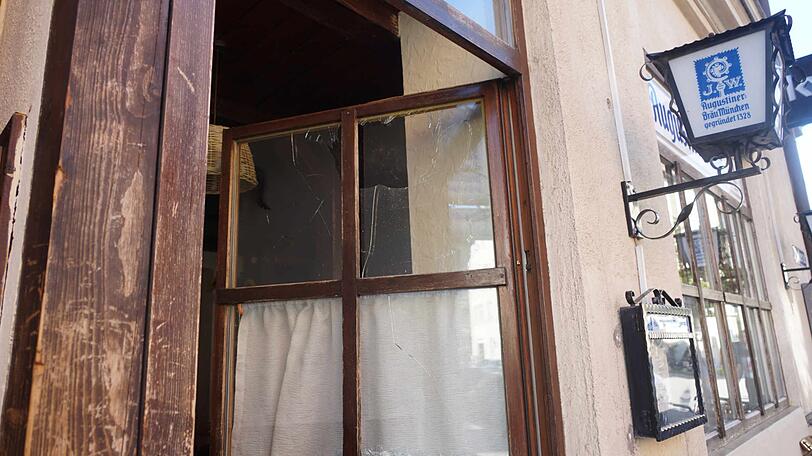 Eine eingeschlagene Fensterscheibe an dem Lokal, vor dem sich die Schlägerei abspielte.