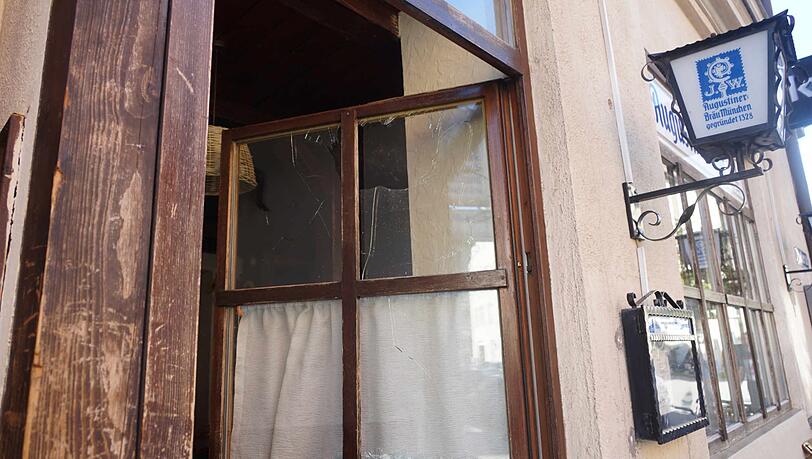 Eine eingeschlagene Fensterscheibe an dem Lokal, vor dem sich die Schlägerei abspielte. Eine eingeschlagene Fensterscheibe an dem Lokal, vor dem sich die Schlägerei abspielte.