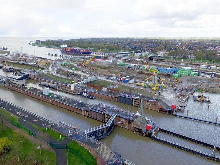 Der Nord-Ostsee-Kanal - eine der meistbefahrenen künstlichen Wasserstraßen der Welt - ist wegen eines Problems an einem Schleusentors für große Schiffe gesperrt worden.