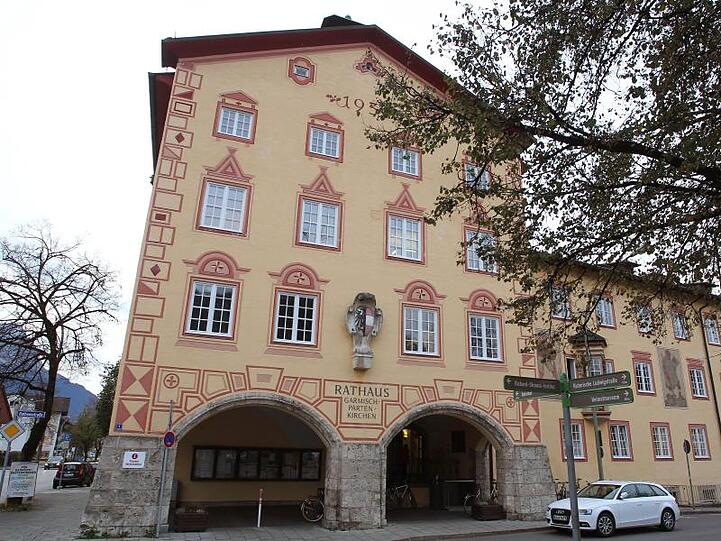 Das Rathaus von Garmisch-Partenkirchen. Foto: picture alliance/dpa/Archivbild