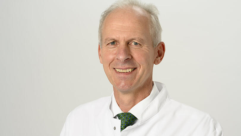 Prof. Dr. med. Bernhard Zwißler: "Phasenweise findet sich beispielsweise in ganz München kein freies Intensivbett für Non-Covid-Patienten mehr, weil eben alle belegt sind." Prof. Dr. med. Bernhard Zwißler: "Phasenweise findet sich beispielsweise in ganz München kein freies Intensivbett für Non-Covid-Patienten mehr, weil eben alle belegt sind."
