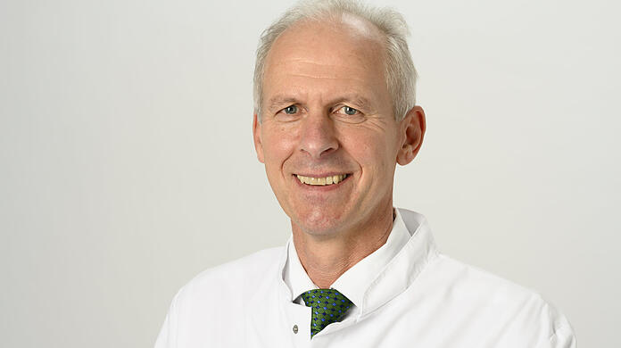 Prof. Dr. med. Bernhard Zwißler: "Phasenweise findet sich beispielsweise in ganz München kein freies Intensivbett für Non-Covid-Patienten mehr, weil eben alle belegt sind."