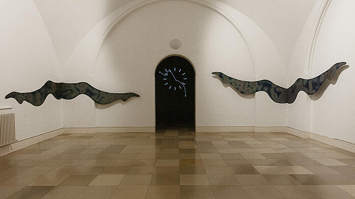 Ein Raum mit acht Beinen und einer Uhr: Nele Jägers Installation "Holding You Holding Me".