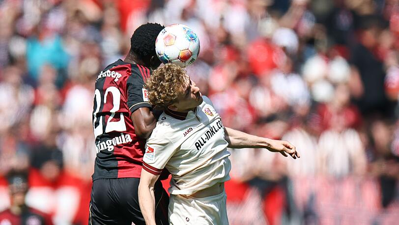 Viele Zweik&auml;mpfe pr&auml;gten das Spiel, hier zwischen N&uuml;rnnbergs Rabby Nzingoula (l) und Luca Herrmann.