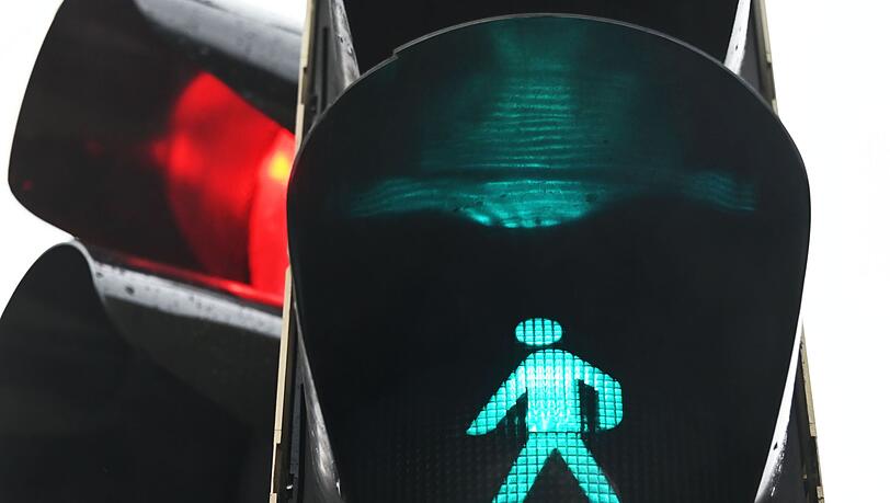 Weshalb die Täter die Fußgängerampel abmontierten, ist bisher unklar. (Symbolbild) Weshalb die Täter die Fußgängerampel abmontierten, ist bisher unklar. (Symbolbild)