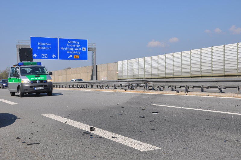 Der BMW-Fahrer, der seinen Wagen in die Leitplanke lenkte, wurde verletzt ins Krankenhaus gebracht.