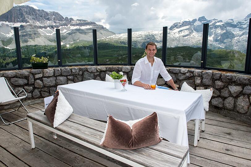 Manuel Neuer in den Bergen: Er nutzt den trainingsfreien Montagvormittag und lässt sich im schönen Bergpanorama ablichten.
