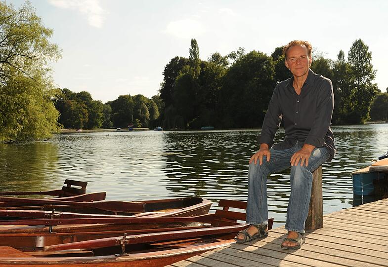 In sein Programm hat der Musikkabarettist Klaus Kohler auch ein Fußball-Stück aufgenommen. Dabei hat sein Opa, erzählt der 44-Jährige am Kleinhesseloher See, ihm schon früh schon zum Gegenteil geraten: Selbst kicken, statt über Kicker singen. So komme man an viel Geld und schöne Frauen.
