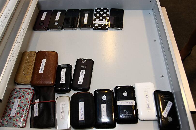 Fundsachen: Rund 4560 im Jahr 2013, darunter etwa 1200 Ausweise und Kreditkarten. Ferner mehr als 900 Kleidungsstücke, 605 Geldbörsen, 450 Schlüssel, 380 Mobiltelefone, 300 Taschen und Rucksäcke, 275 Brillen, 140 Schmuckstücke und Uhren. Auch dabei wie jedes Jahr: ein Gebiss.