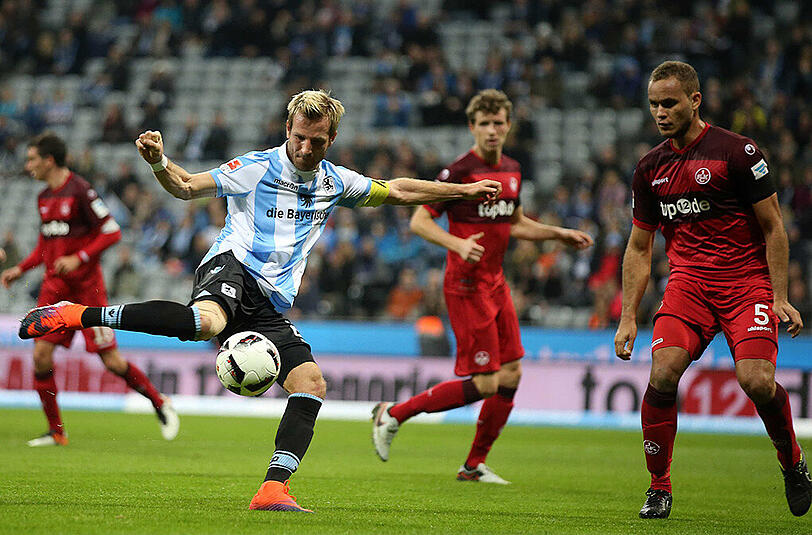 1860-Kapitän Stefan Aigner (links, hier gegen den Lauterer Ewerton) wurde in der 73. Minute durch Sascha Mölders ersetzt.