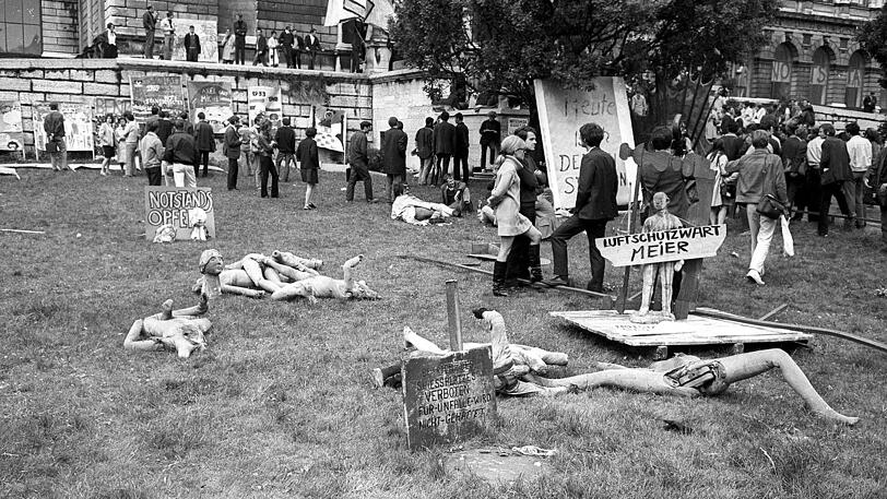 Protestaktion gegen die Notstandsgesetze vor der Kunstakademie.