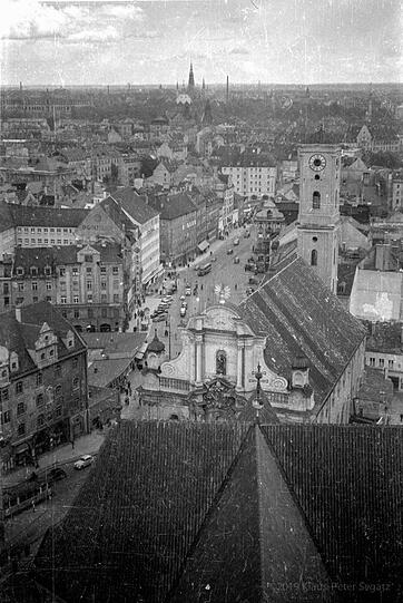 Das Tal 1950 mit Blick vom Alten Peter: Die Heiliggeistkirche hat noch kein Notdach, Ruinen sieht man aber keine mehr. Dafür Behelfsbauten neben der alten Stadtsparkasse.