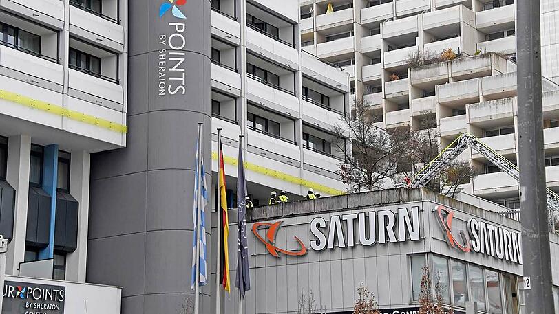 Nur zwölf Stunden nach dem ersten Brand, musste die Feuerwehr erneut zum Hotel in der Schwanthalerstraße ausrücken. Die Bilder vom Einsatz am Freitagmittag.