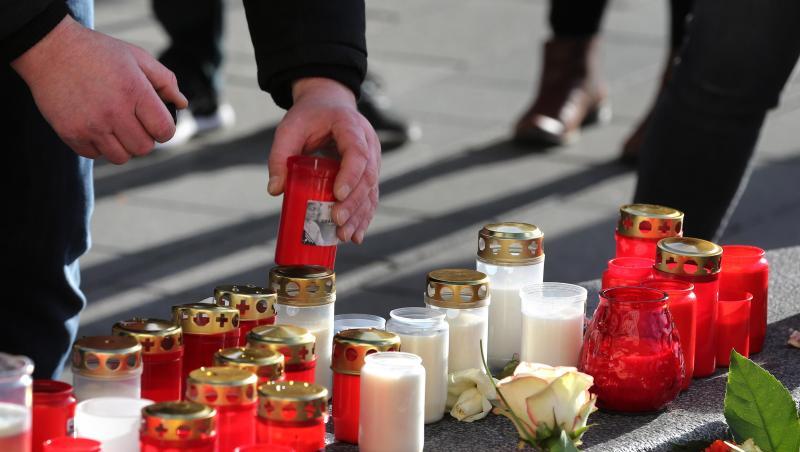 Ein Mann plaziert ein Grablicht an einem Rondell am Königsplatz. Foto: Karl-Josef Hildenbrand/dpa Ein Mann plaziert ein Grablicht an einem Rondell am Königsplatz. Foto: Karl-Josef Hildenbrand/dpa