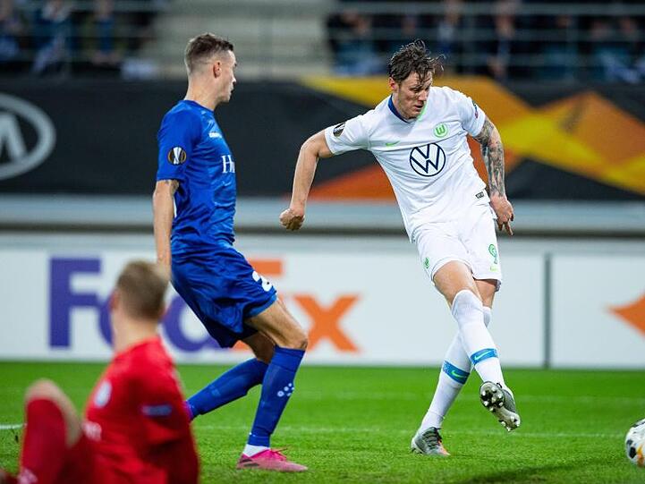 Wout Weghorst (l) brachte Wolfsburg in Gent bereits früh in Führung.