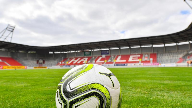 Ein Fußball liegt auf dem Rasen im Stadion des Halleschen FC. Foto: Hendrik Schmidt/dpa-Zentralbild/dpa/Archivbild Ein Fußball liegt auf dem Rasen im Stadion des Halleschen FC. Foto: Hendrik Schmidt/dpa-Zentralbild/dpa/Archivbild