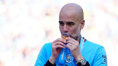 City-Coach Pep Guardiola küsst die Meister-Medaille.