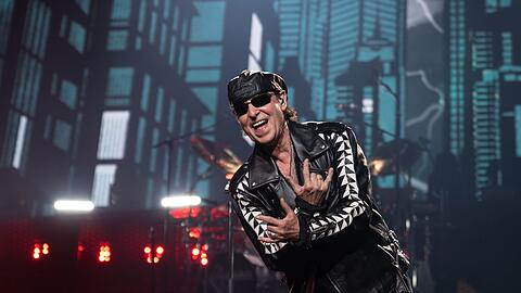Klaus Meine (Gesang) steht beim Auftaktkonzert der Deutschland-Tour "Rock Believer-World Tour" der deutschen Rockband Scorpions auf der Bühne.
