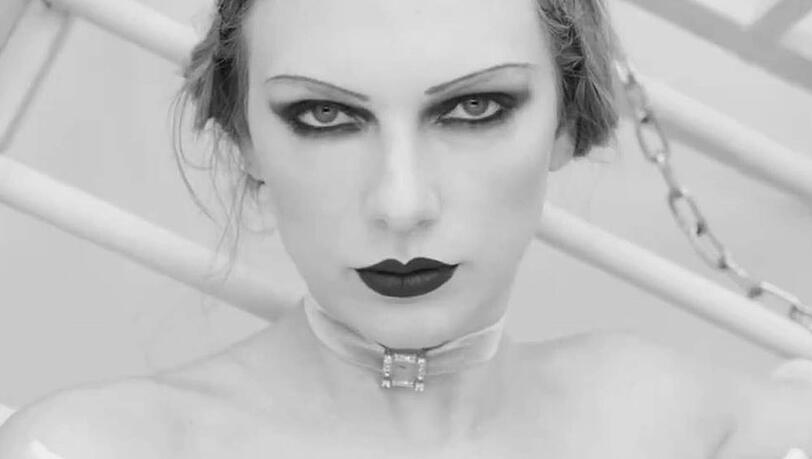 Szenenbild aus Taylor Swifts Musikvideo zu "Fortnight", der ersten Single aus "The Tortured Poets Department".