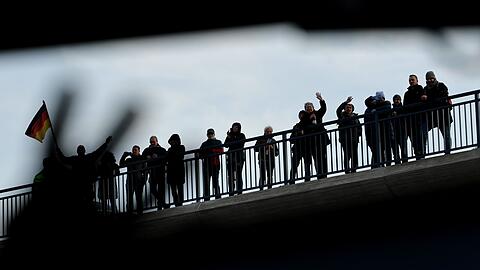 Viele Menschen entlang der Strecke jubelten den ersten Fahrzeugen auf der  neuen Br&uuml;cke zu.