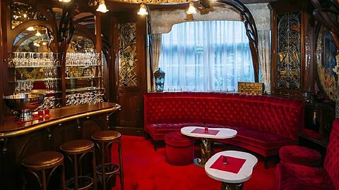 Warten, bis alles herausgerissen wird: Der Salon Mo&euml;t & Chandon - f&uuml;r die AZ fotografiert von Michael von Hassel.