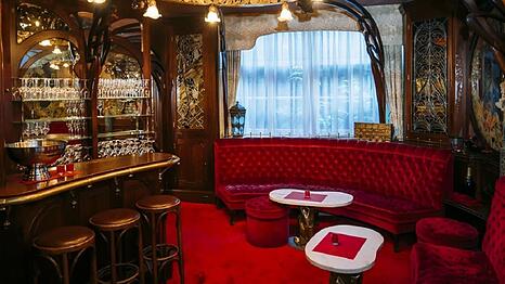 Warten, bis alles herausgerissen wird: Der Salon Mo&euml;t & Chandon - f&uuml;r die AZ fotografiert von Michael von Hassel.