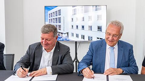 Die Minister Christian Bernreiter (links) und Joachim Herrmann (beide CSU) unterzeichneten den Mietvertrag. Die Minister Christian Bernreiter (links) und Joachim Herrmann (beide CSU) unterzeichneten den Mietvertrag.