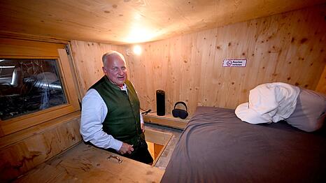 Die Ausstattung ist minimalistisch: Eine Matratze, ein Kissen, zwei Decken, Noise-Cancelling-Kopfh&ouml;rer und ein kleiner Ventilator.