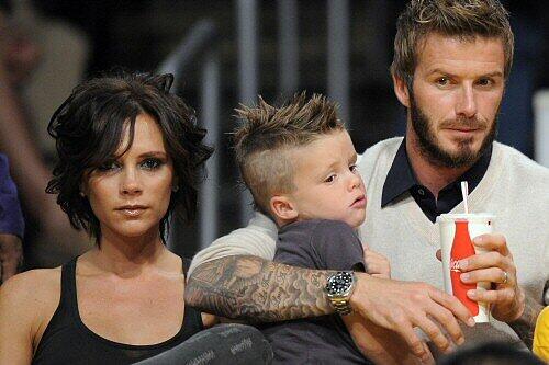 Victoria und David Beckham mit ihrem Sohn Cruz bei einem Basketball-Spiel.
